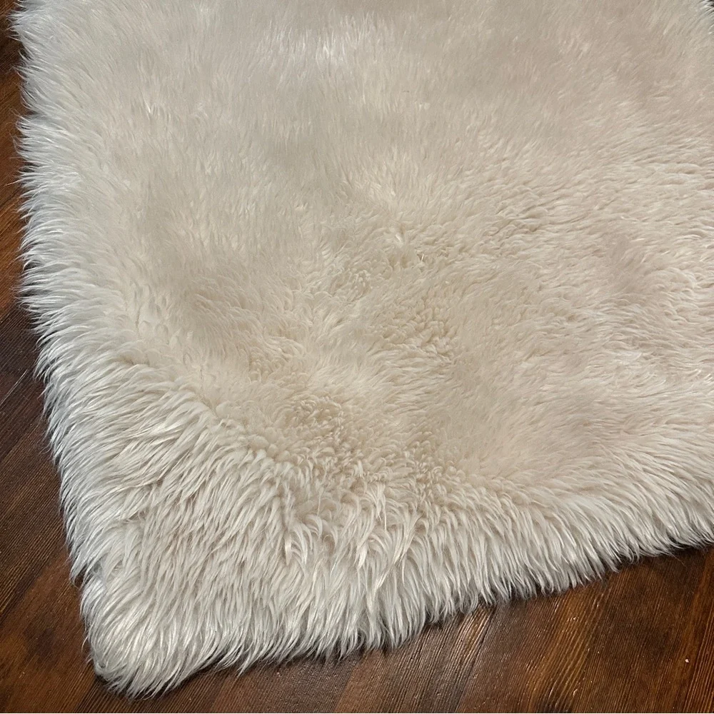 Pottery Barn Faux Fur Rug / Throw – Ivory / Cream – 50” x 32”